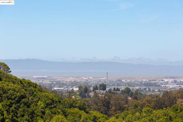 10353 Royal Oak Rd, Oakland CA: https://media.crmls.org/mediaz/3d5bc154-7585-4650-861d-6a9364be59e8.jpg