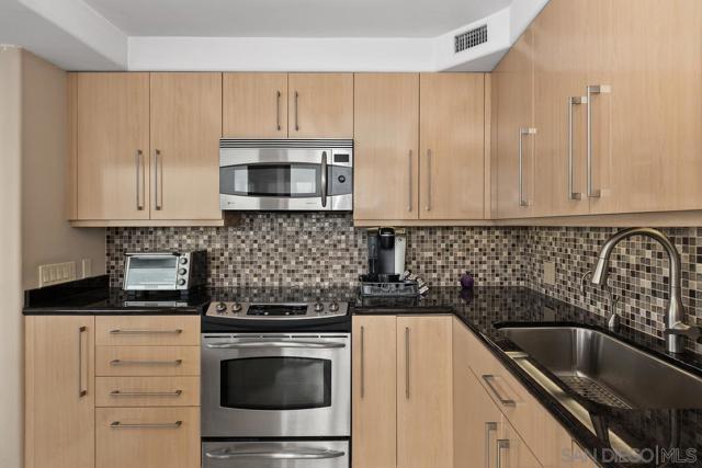 1810 Avenida Del Mundo, Coronado CA: https://media.crmls.org/mediaz/3d5c8531-b6cf-4d78-88b4-7117c75bdbb6.jpg