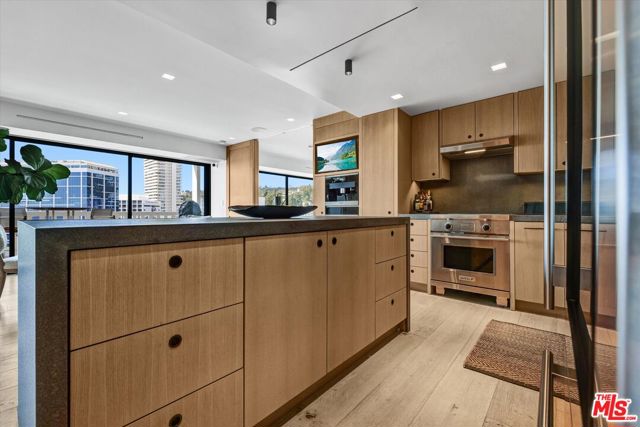999 N Doheny Drive, West Hollywood CA: https://media.crmls.org/mediaz/3d5cadac-38b4-4ed1-b341-a8dc14383210.jpg