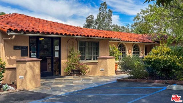 23777 Mulholland Highway, Calabasas CA: https://media.crmls.org/mediaz/3d5e315a-0f75-4443-bfbf-22f768a935fb.jpg