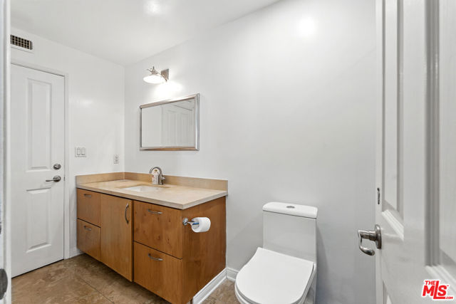 1310 Roxbury Drive, Los Angeles CA: https://media.crmls.org/mediaz/3d5e5950-1dec-40e0-80c2-c08008f6169b.jpg