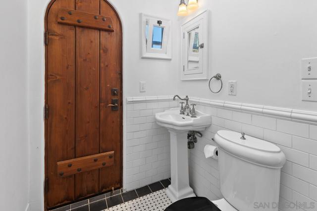 7728 Ludington Pl, La Jolla CA: https://media.crmls.org/mediaz/3d5ea8cf-b67b-41d2-9490-8db34a404900.jpg