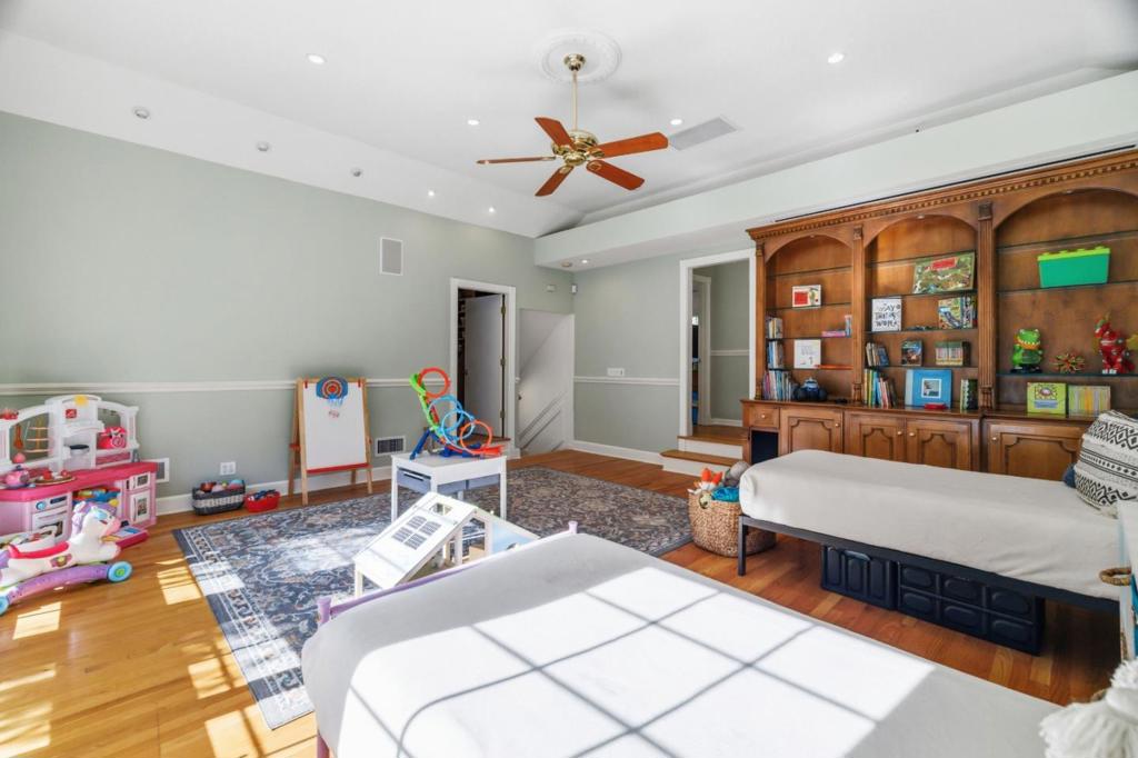 https://media.crmls.org/mediaz/3d5f9f0c-d273-42c6-a7d5-ac234b80dbf6.jpg?preset=X-Large
