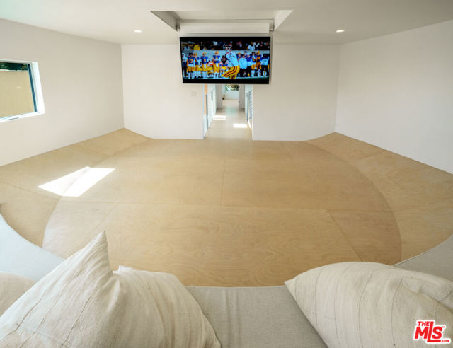 211 Entrada Drive, Santa Monica CA: https://media.crmls.org/mediaz/3d5fcaeb-092e-47a2-ab54-e323260cf851.jpg