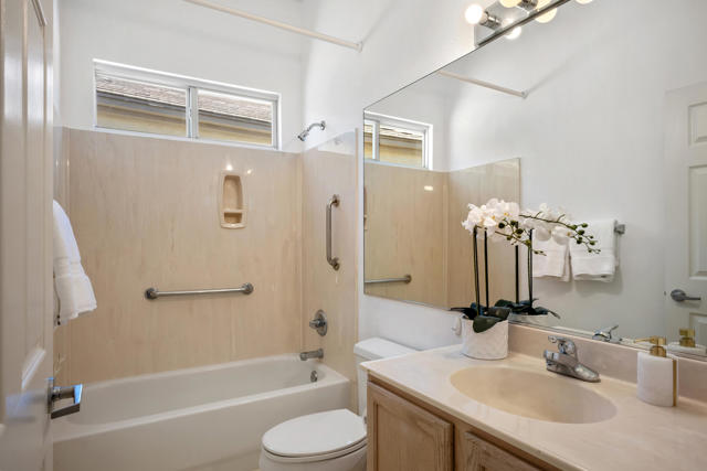 44010 Royal Troon Drive Drive, Indio CA: https://media.crmls.org/mediaz/3d614cb1-b6b9-4879-bf36-45badab93404.jpg