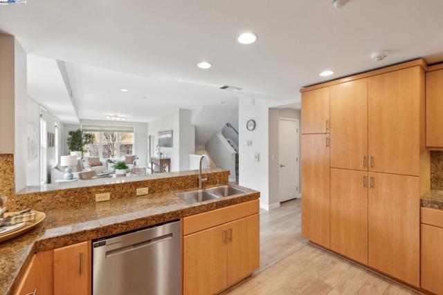 303 Bowsman Ct, Oakland CA: https://media.crmls.org/mediaz/3d618581-53cf-4d55-aa77-c6077d8fa757.jpg