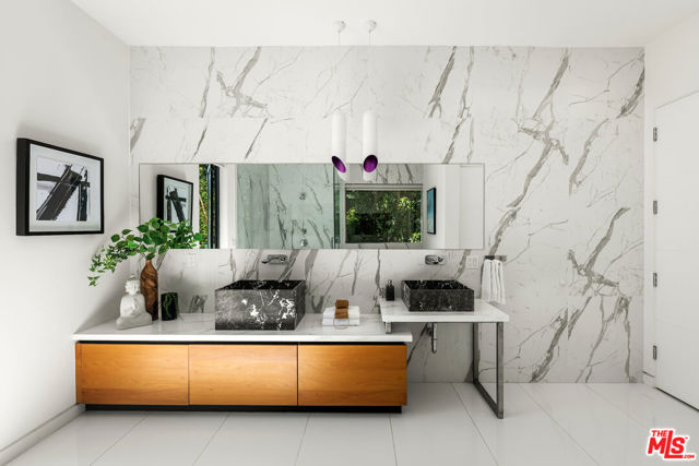 833 N Cherokee Avenue, Los Angeles CA: https://media.crmls.org/mediaz/3d618f0b-f6b8-4a06-ac1d-086619748a0c.jpg