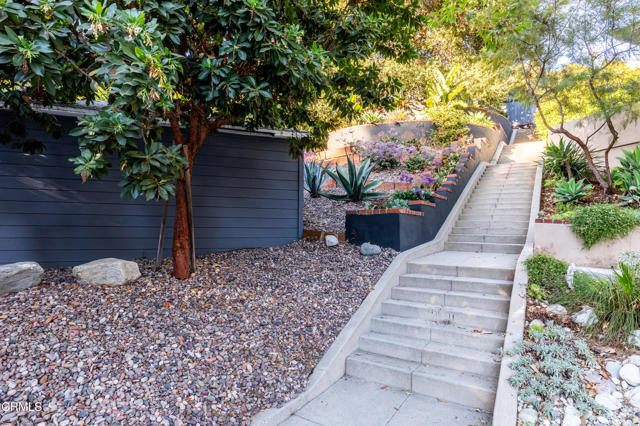 354 Glenullen Drive, Pasadena CA: https://media.crmls.org/mediaz/3d6232a8-4328-43f8-80f3-be3f3c3799d4.jpg