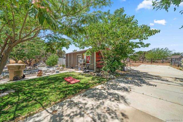 7520 Oakwood Ave, Hesperia CA: https://media.crmls.org/mediaz/3d63a7df-63a4-4db6-99a0-6f7446c27835.jpg