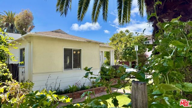 2403 Ocean Avenue, Venice CA: https://media.crmls.org/mediaz/3d640357-063b-47c0-8bec-9537699213f7.jpg