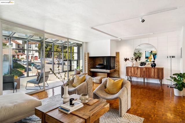 2760 Park Blvd, Oakland CA: https://media.crmls.org/mediaz/3d641e81-4156-4756-a34d-73685f74e338.jpg