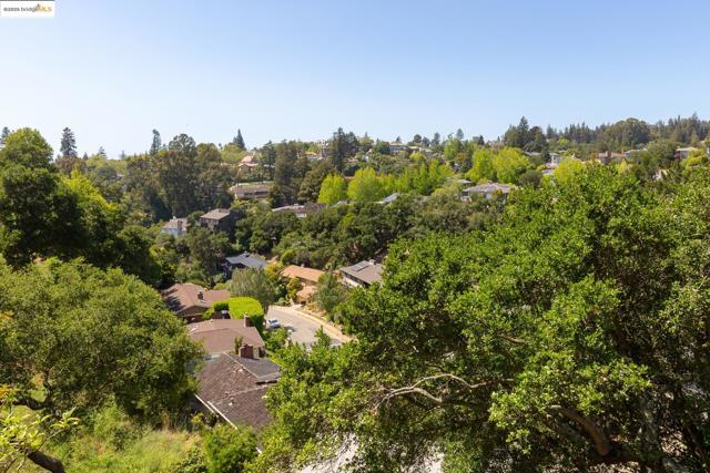 2 Cavendish Ln, Piedmont CA: https://media.crmls.org/mediaz/3d647da7-f11b-4c29-8d5c-0662c49ca208.jpg