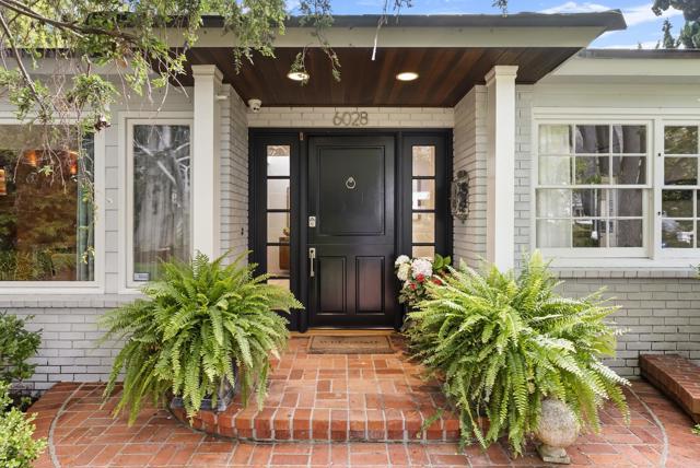 Detail Gallery Image 4 of 58 For 6028 Beaumont Ave, La Jolla,  CA 92037 - 5 Beds | 4 Baths