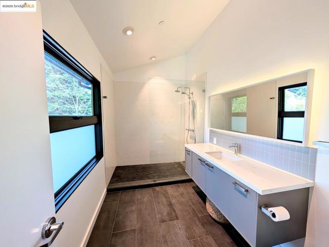 206 Donohoe ST, East Palo Alto CA: https://media.crmls.org/mediaz/3d663270-e1ee-456e-8778-098d33539ba5.jpg