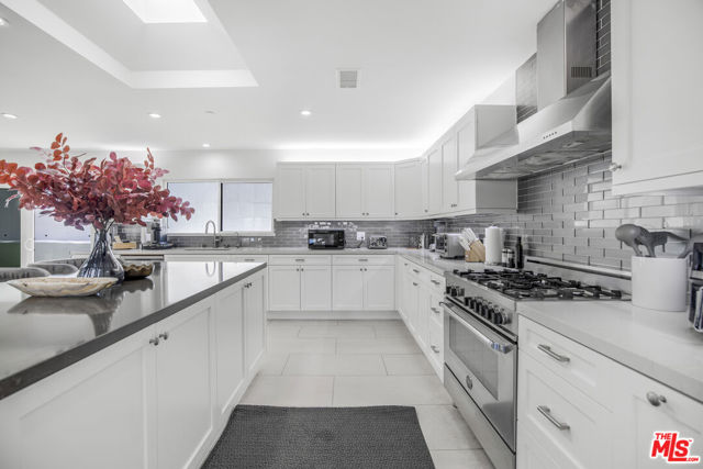 18202 Rancho Street, Tarzana CA: https://media.crmls.org/mediaz/3d664f98-ff64-4768-a417-34cbb3f985e3.jpg