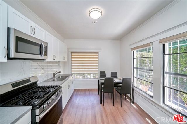 1023 S Wilton Place, Los Angeles CA: https://media.crmls.org/mediaz/3d66b549-287b-462d-a105-b32eac7facbf.jpg