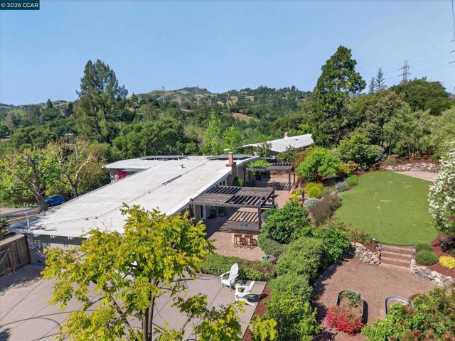 31 Ivy Dr, Orinda CA: https://media.crmls.org/mediaz/3d6761c7-78ee-4bca-b36b-6ef34be23cba.jpg