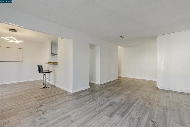2200 Laguna Cir, Concord CA: https://media.crmls.org/mediaz/3d6784ba-45e5-474a-b99c-cc6a3aeacd25.jpg