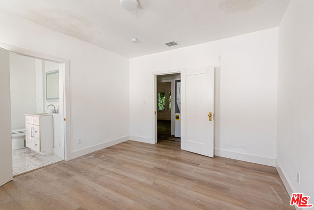 1040 N Crescent Heights Boulevard, Los Angeles CA: https://media.crmls.org/mediaz/3d67fd32-83db-4901-aa07-3e12925ce058.jpg