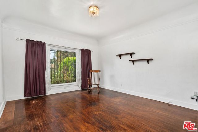 5021 Elmwood Avenue, Los Angeles CA: https://media.crmls.org/mediaz/3d68aa22-4963-4192-b621-277dcc0a88ab.jpg