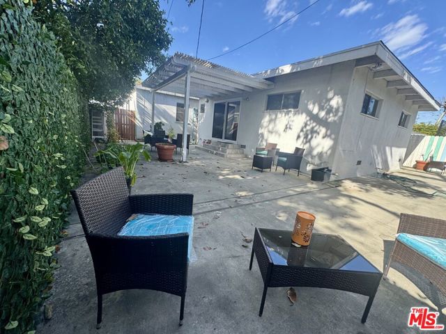 2626 Coolidge Avenue, Los Angeles CA: https://media.crmls.org/mediaz/3d68d5d3-fdb7-4d63-af51-8a4e7e0f4eea.jpg