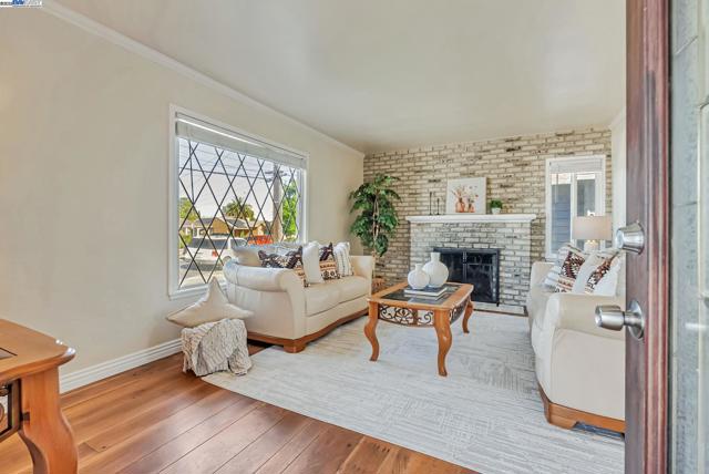 10500 Byron Ave, Oakland CA: https://media.crmls.org/mediaz/3d68f26c-0c32-4e91-ba12-af3925242843.jpg