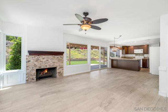 12847 Abra Pl, San Diego CA: https://media.crmls.org/mediaz/3d692171-6b92-469c-a7d4-e467650a423d.jpg