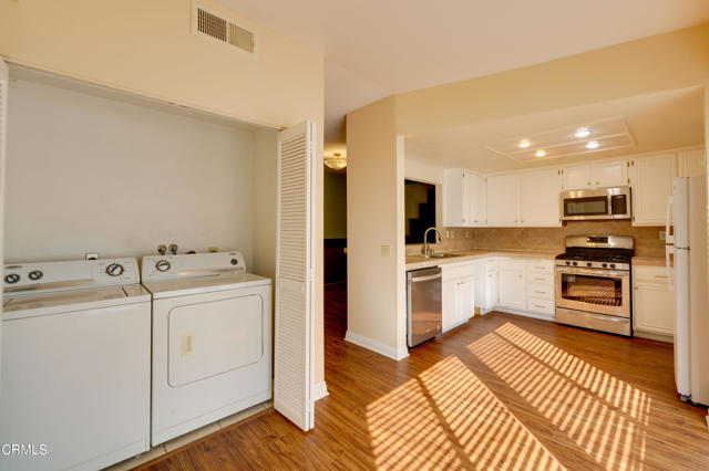 Detail Gallery Image 10 of 19 For 747 E California Bld #4,  Pasadena,  CA 91106 - 2 Beds | 2/1 Baths