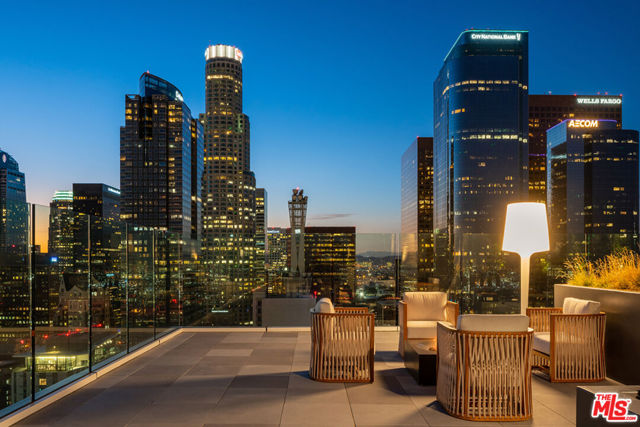 400 S Broadway, Los Angeles CA: https://media.crmls.org/mediaz/3d69fa34-6714-4bd8-8902-7af44f41b8a9.jpg