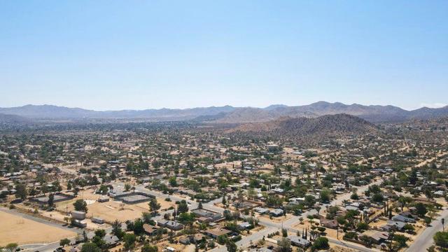7562 Inca Trail, Yucca Valley CA: https://media.crmls.org/mediaz/3d69fe85-941e-4993-ba89-88fcab0fc9f4.jpg
