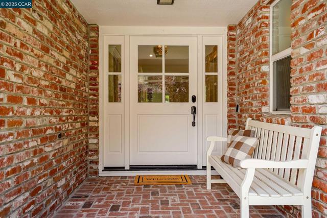 24 Ray Ct, Alamo CA: https://media.crmls.org/mediaz/3d6aa67d-56e9-44ba-9ff2-36e6cc068193.jpg