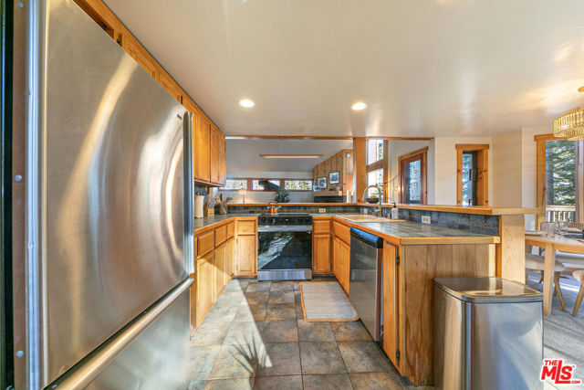 11504 Skislope Way, Truckee CA: https://media.crmls.org/mediaz/3d6b4e13-3817-487b-9a1d-5cca17241c2c.jpg