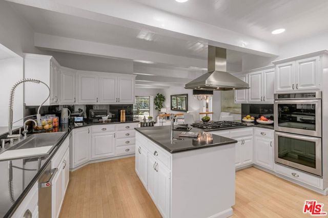 17765 Camino De Yatasto, Pacific Palisades CA: https://media.crmls.org/mediaz/3d6c977d-8bad-4278-aafd-d68e9daa725a.jpg