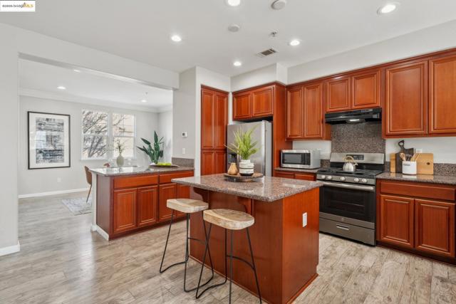 711 Summer Ln, Richmond CA: https://media.crmls.org/mediaz/3d6e4b06-cb77-40ce-87e6-b55bde8eaa85.jpg
