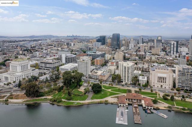 1425 Lakeside DR, Oakland CA: https://media.crmls.org/mediaz/3d6f2238-8b68-4be7-993f-d219937288c6.jpg