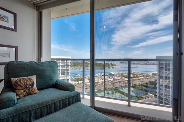 1720 Avenida Del Mundo, Coronado CA: https://media.crmls.org/mediaz/3d6f462c-b080-41eb-9ea5-543a371c4463.jpg