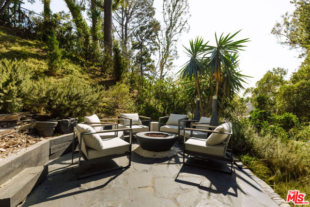1509 Amalfi Drive, Pacific Palisades CA: https://media.crmls.org/mediaz/3d6f7e84-e9fa-4e74-b3f4-5d57dc086992.jpg