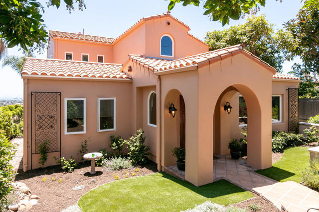 2167 Palomar Avenue, Ventura CA: https://media.crmls.org/mediaz/3d6fc981-e557-4e71-a7ad-23af491d28e7.jpg