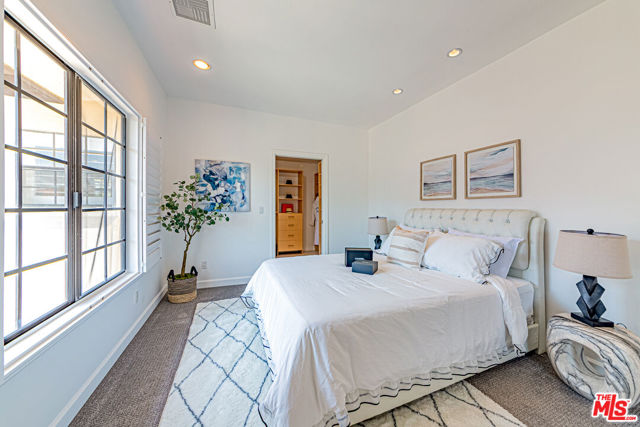 10611 Ashton Avenue, Los Angeles CA: https://media.crmls.org/mediaz/3d70e150-dfa6-4073-8478-b9467234911a.jpg