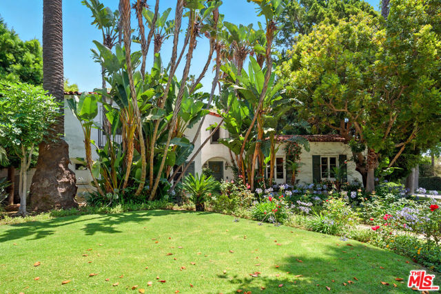 602 N Crescent Drive, Beverly Hills CA: https://media.crmls.org/mediaz/3d70e8a6-1381-4035-9866-730c3128733e.jpg