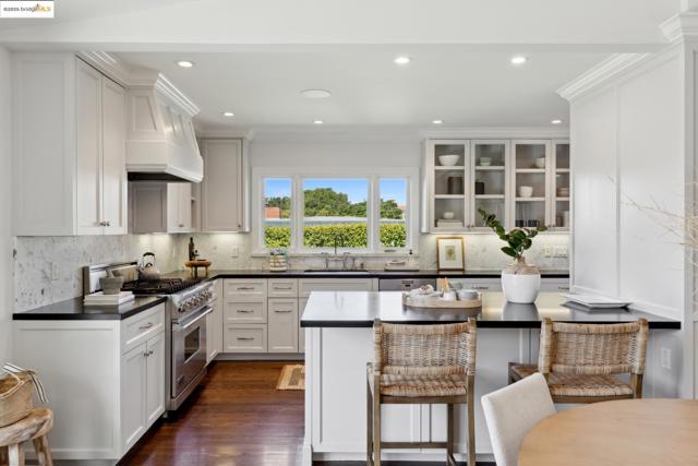 412 Scenic Avenue, Piedmont CA: https://media.crmls.org/mediaz/3d713969-e340-4d0d-a834-858b6fd96bb5.jpg