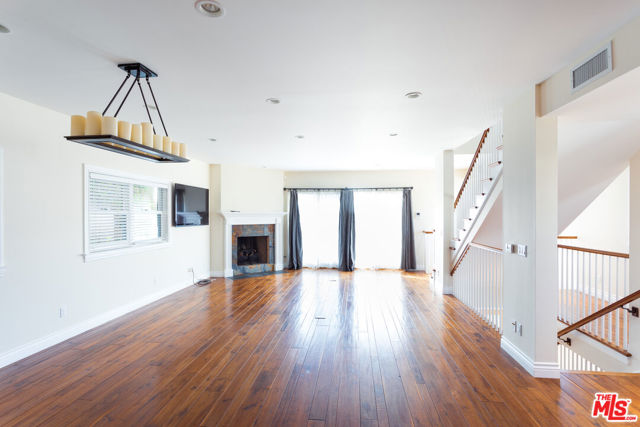 702 Pacific Ave., Venice CA: https://media.crmls.org/mediaz/3d71e19f-36d1-4d73-bd82-d84fe821ec1c.jpg