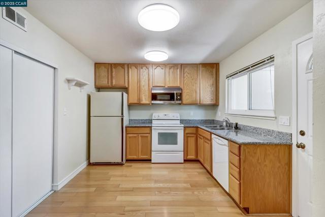 1598 Schenone Ct, Concord CA: https://media.crmls.org/mediaz/3d7274b8-d6cf-4f3a-9525-a1c9b49275f7.jpg