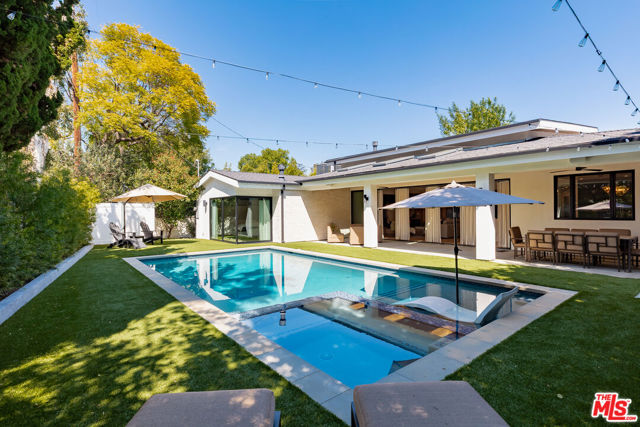 4961 Noeline Avenue, Encino CA: https://media.crmls.org/mediaz/3d72b377-05a6-4065-8b64-88c3765e25e4.jpg