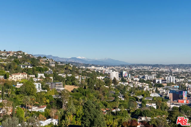 9255 Doheny Road, West Hollywood CA: https://media.crmls.org/mediaz/3d72e1f3-bd88-4b4d-bab6-284e710d5c1e.jpg