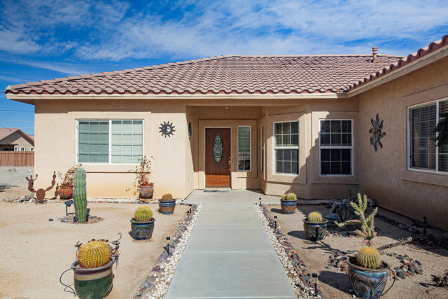1224 Red Sea Avenue, Thermal CA: https://media.crmls.org/mediaz/3d72fa16-eebb-47a5-b8b6-1ffc968bde93.jpg