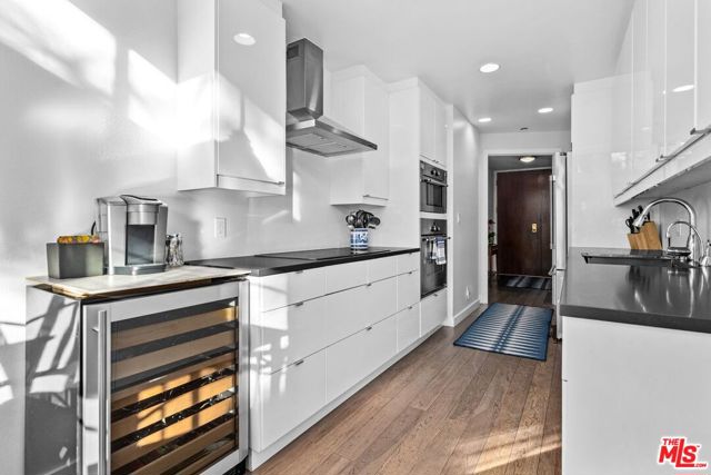 200 N Swall Drive, Beverly Hills CA: https://media.crmls.org/mediaz/3d7368cb-78fb-43cd-8816-d29f4d576dbb.jpg