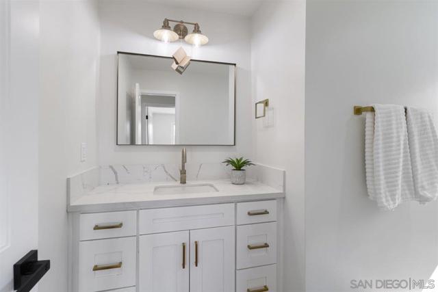 1756 Alhudson Dr, Escondido CA: https://media.crmls.org/mediaz/3d737f97-2b1c-4259-934c-f55f436f8325.jpg