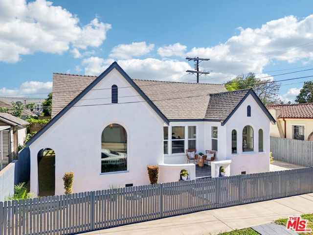 4438 W 28th Street, Los Angeles CA: https://media.crmls.org/mediaz/3d754839-fd8c-4b49-af2c-637d911f75be.jpg