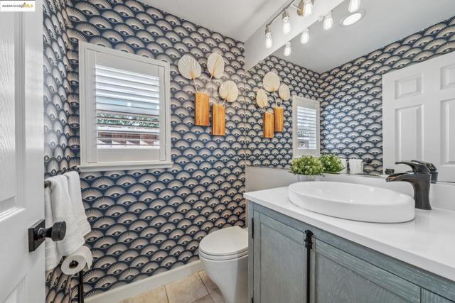 3 Harbor View Dr, Richmond CA: https://media.crmls.org/mediaz/3d756ff4-1d58-4f03-bf98-620e5aa163b5.jpg